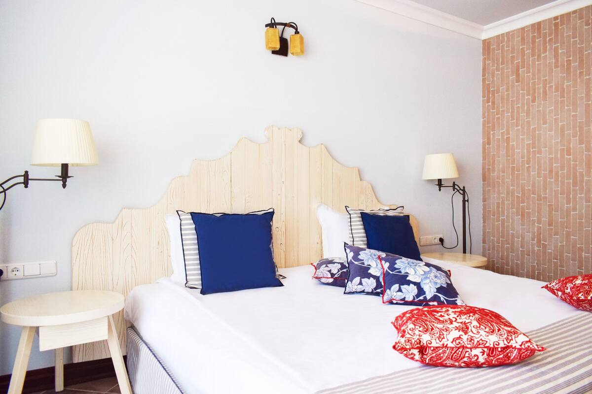Double Room, Balcony, Partial Sea View | Soundproofing, cribs (free), WiFi (free), bed sheets