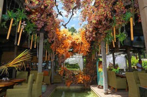 Bar junto a la piscina