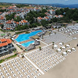 Sulla spiaggia, lettini da mare, ombrelloni, sci nautico