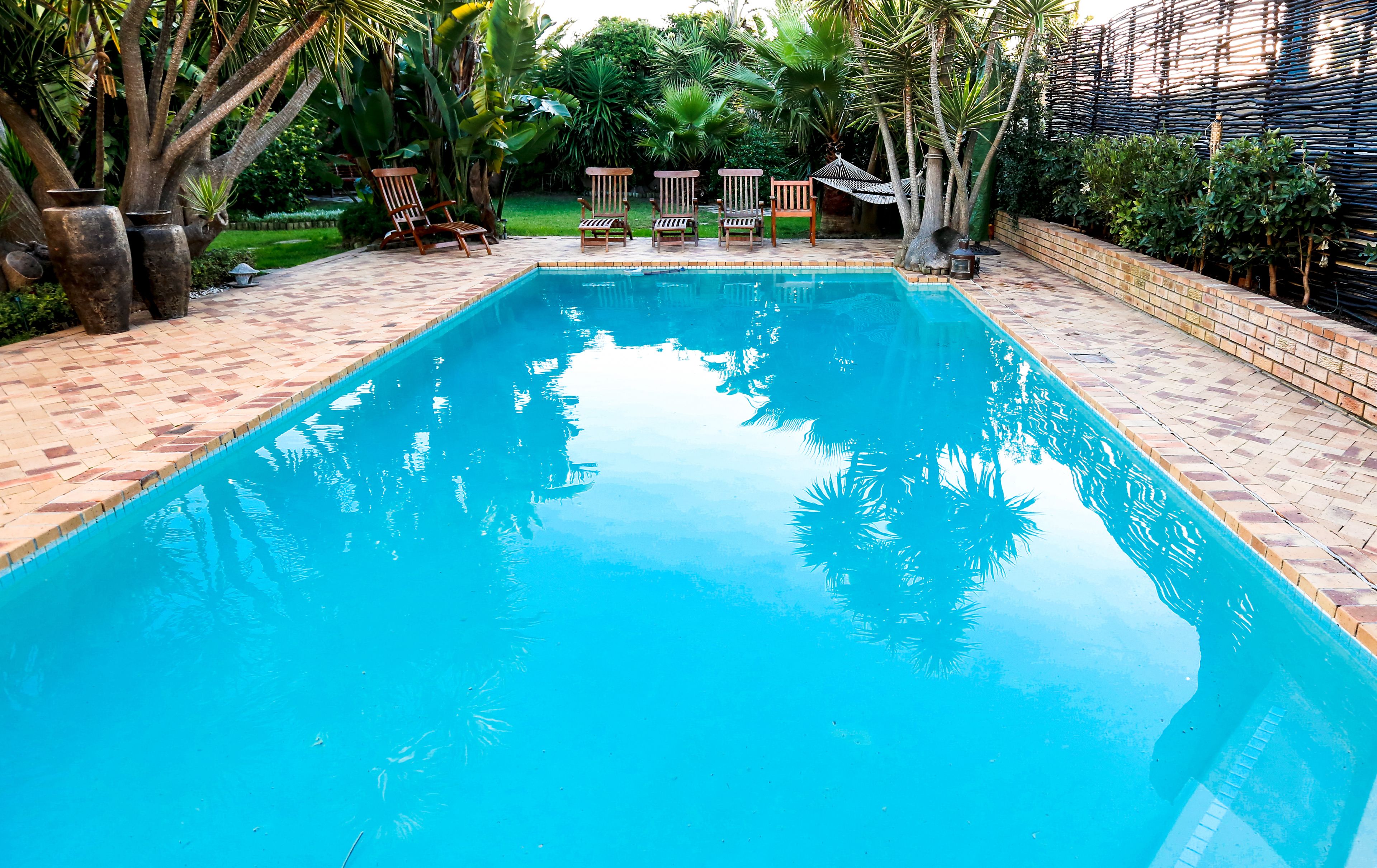 Piscina externa, guarda-sóis, espreguiçadeiras