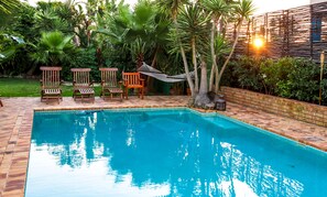 Outdoor pool, pool umbrellas, pool loungers - Secret Garden Guesthouse (Cape Town)