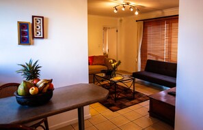 Protea Luxury Suite | In-room dining - Secret Garden Guesthouse (Cape Town)