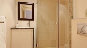 0B | Badezimmer | Kostenlose Toilettenartikel, Haartrockner, Handtücher