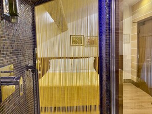 Chambre Double | Douche de la salle de bain