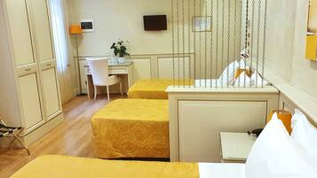 Suíte júnior | Cofres nos quartos, escrivaninha, cortinas blackout