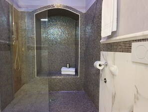 Junior-Suite | Dusche im Bad
