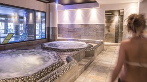 A spa area with two hot tubs and a shower. - CGH  La Grange aux Fées (Les Avanchers-Valmorel)