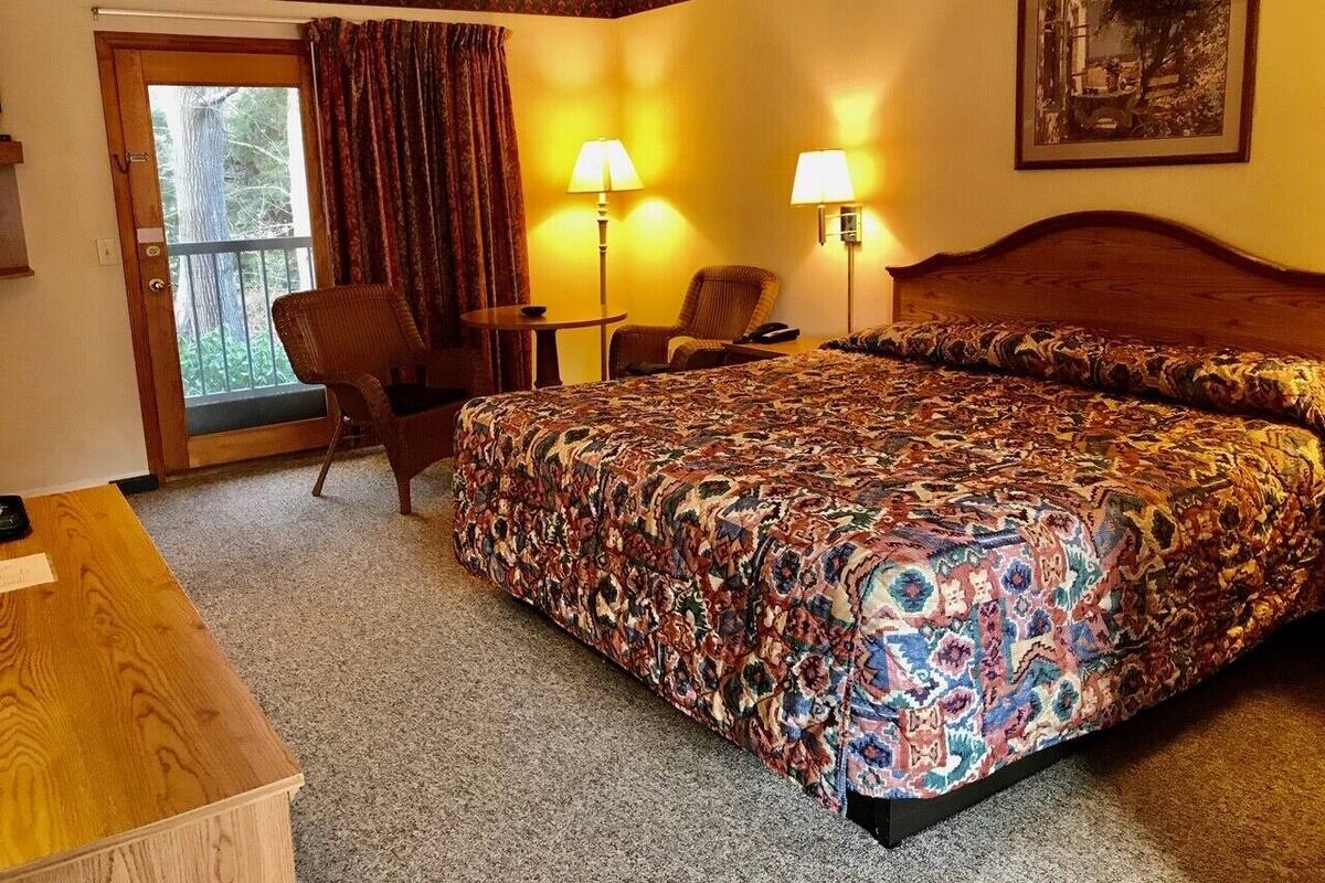 Laptop workspace, blackout drapes, WiFi (free), bed sheets