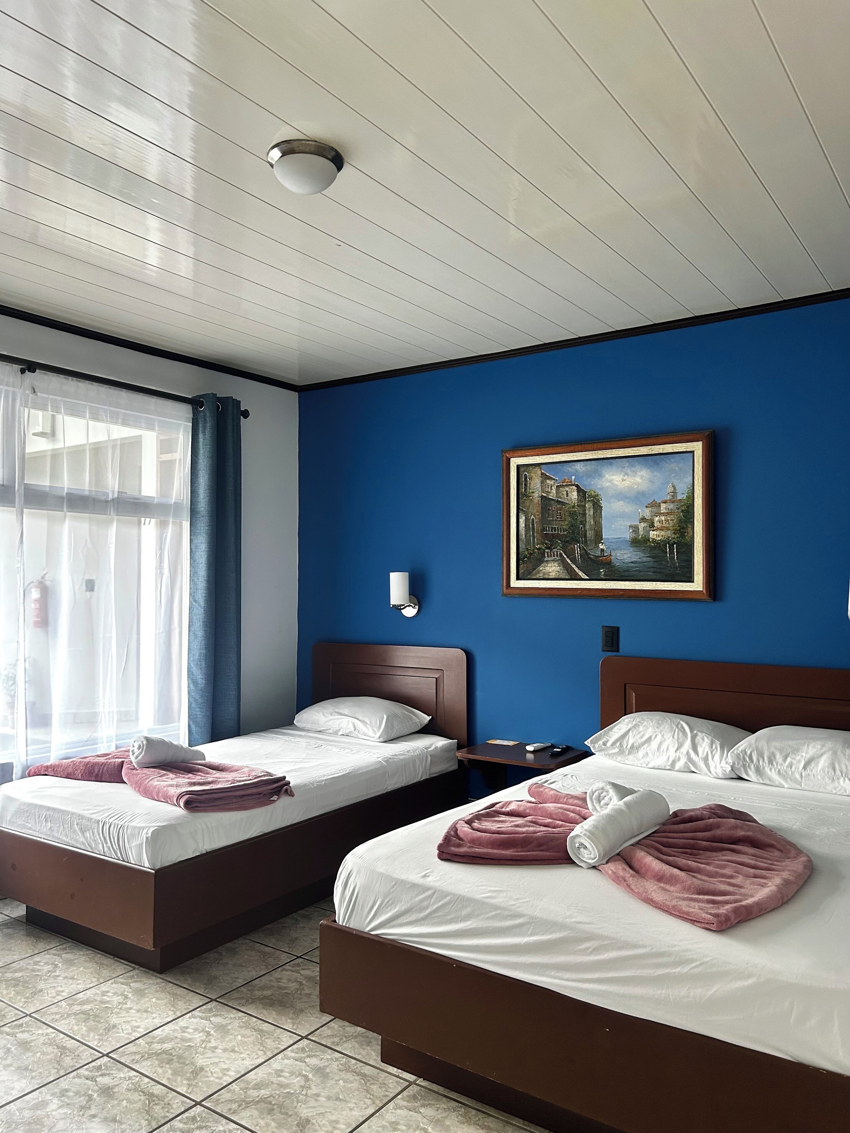 Caja de seguridad en la habitación, wifi gratis y ropa de cama 