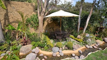 Una piscina al aire libre, tumbonas