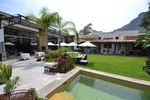Outdoor pool, sun loungers - Rustika Spa Hotel Boutique (Tepoztlán)