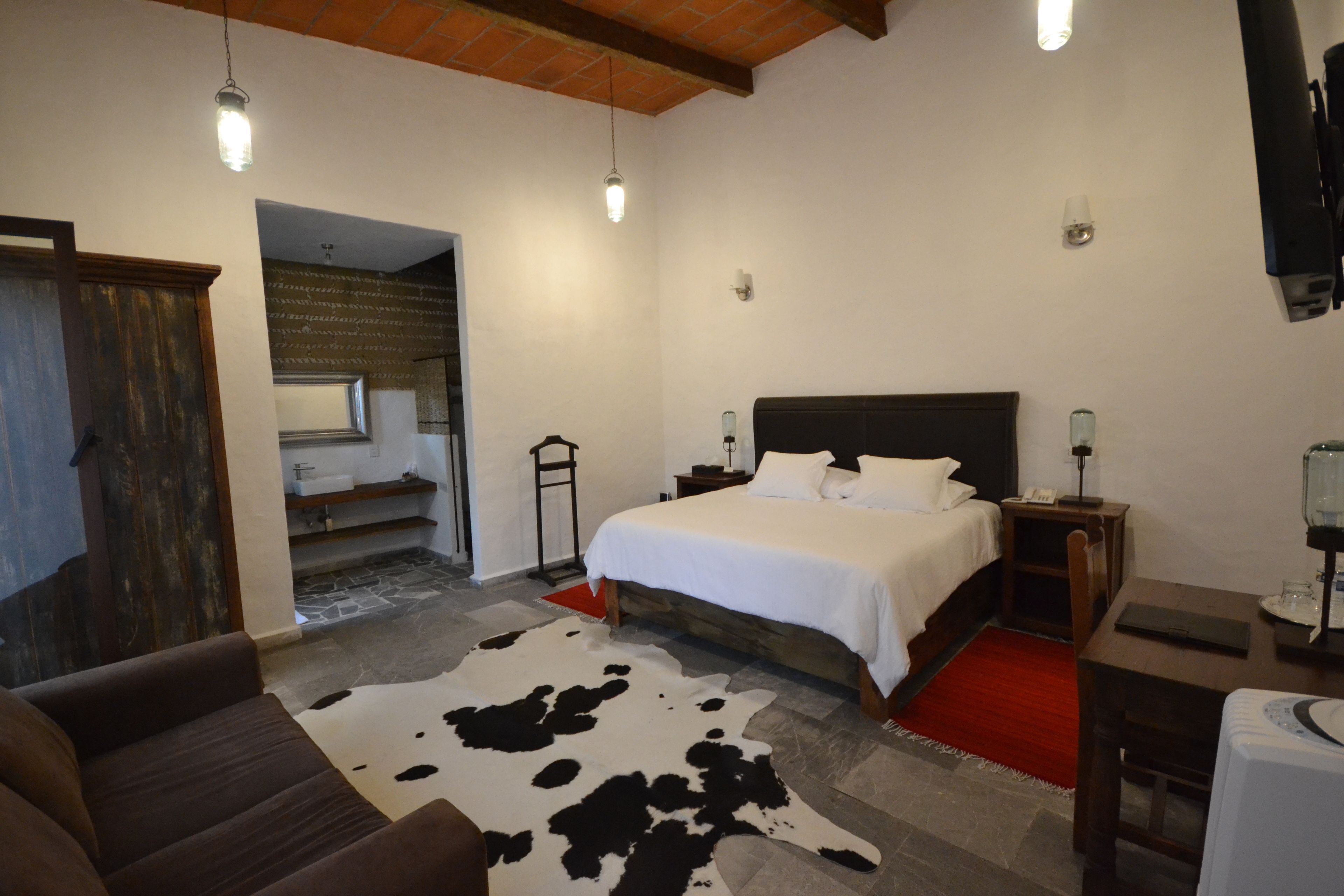 Ropa de cama de alta calidad y caja de seguridad en la habitación 