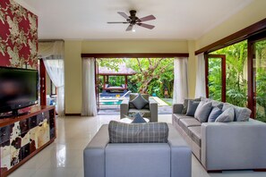 Flat-screen TV, DVD player - Tiga Samudra Villa (Kerobokan)