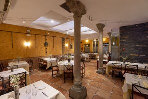 Lunch and dinner served, Regional cuisine - Hostal Restaurante Puerta del Alcázar (Ávila)