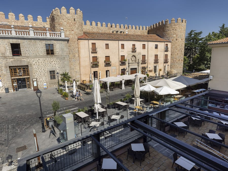 Quarto casal | Edredons de pluma, cortinas blackout, Wi-Fi de cortesia, roupa de cama