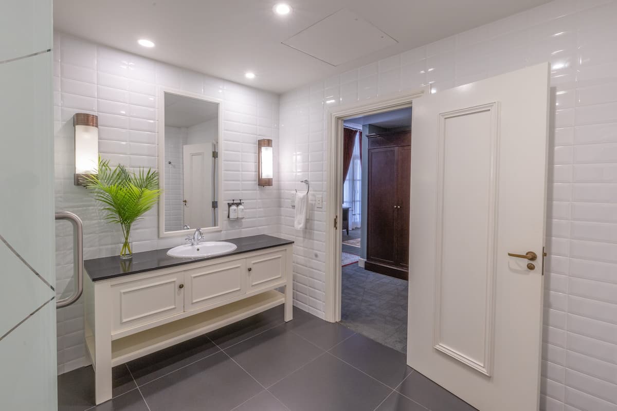 suite (queen elizabeth) | bathroom | designer toiletries, hair dryer, bathrobes, slippers