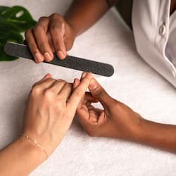 Salas de tratamiento para parejas, sauna y tina de hidromasaje