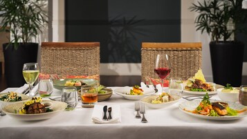 2 间餐厅，供应早餐、午餐和晚餐，东欧菜