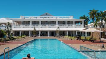 AuĂenpool, geöffnet von 06:00 Uhr bis 18:00 Uhr, LiegestĂŒhle