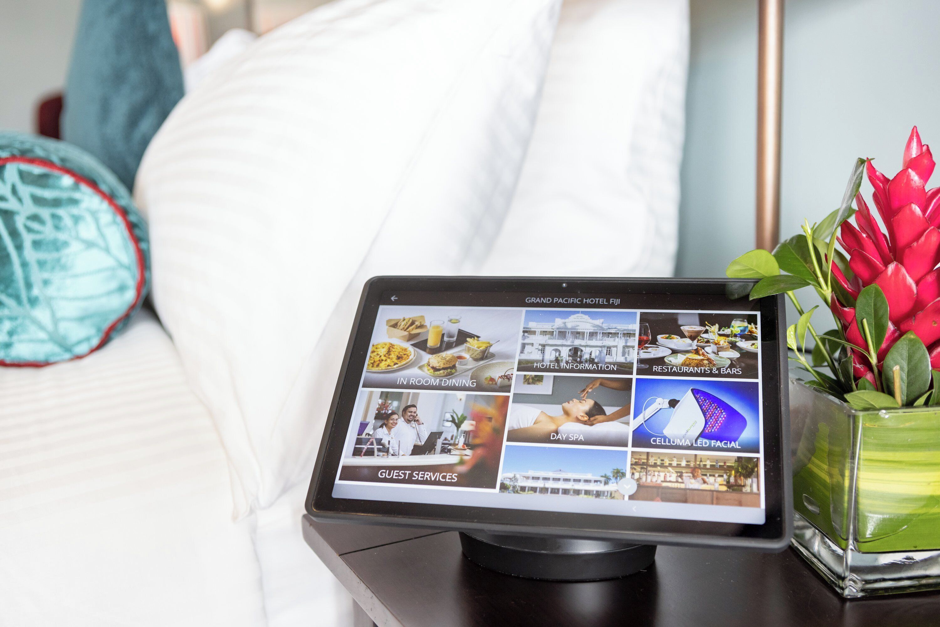 Un quiosc d'informació de l'hotel amb diverses opcions disponibles, com ara servei d'habitació, informació de l'hotel, restaurants i bars, serveis per al client, spa diari i tractament facial amb llum LED Celluma.