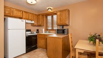 Room, 1 King Bed, Kitchen, Mountain View | Private kitchen