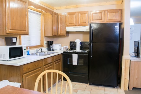 Single Room, 2 Queen Beds, Kitchen | Iron/ironing board, free WiFi, bed sheets, wheelchair access