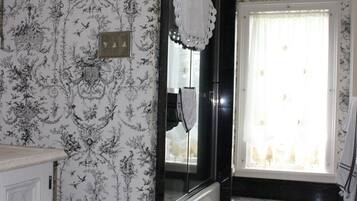 Mohawk Room | Bathroom | Shower, free toiletries, hair dryer, bathrobes