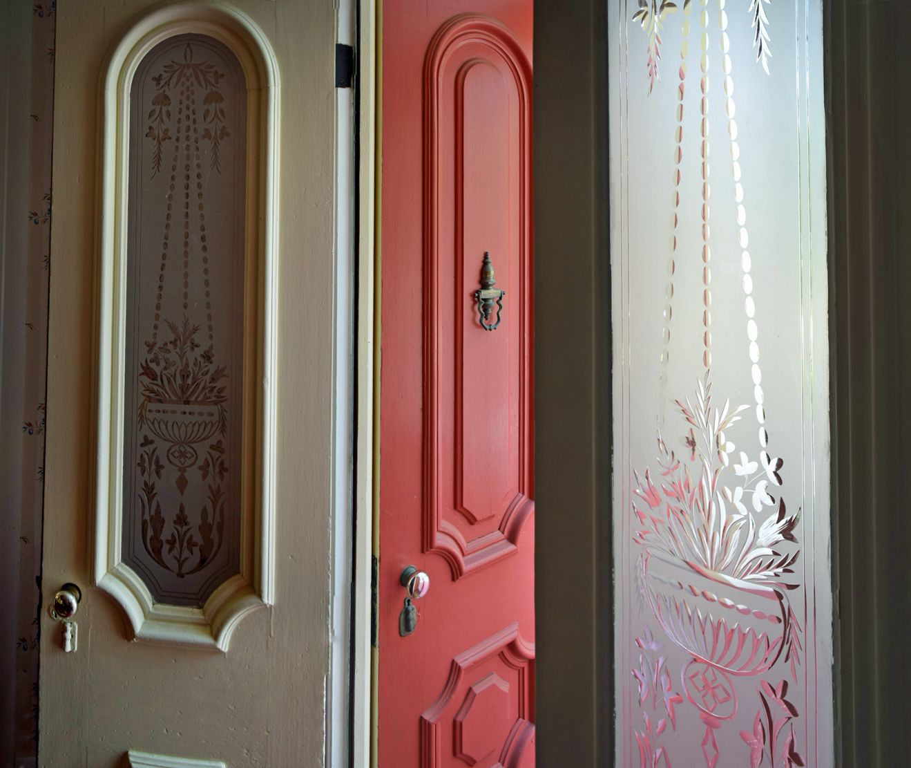 Tres puertas con diseños y tiradores diferentes.