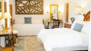 Premium-Doppelzimmer, Mehrere Betten, Balkon, Talblick | Hochwertige Bettwaren, Daunenbettdecken, Minibar, individuell dekoriert