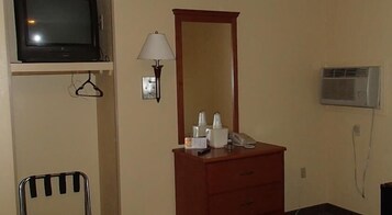 Standard Room, 1 King Bed, Non Smoking | Free WiFi, bed sheets