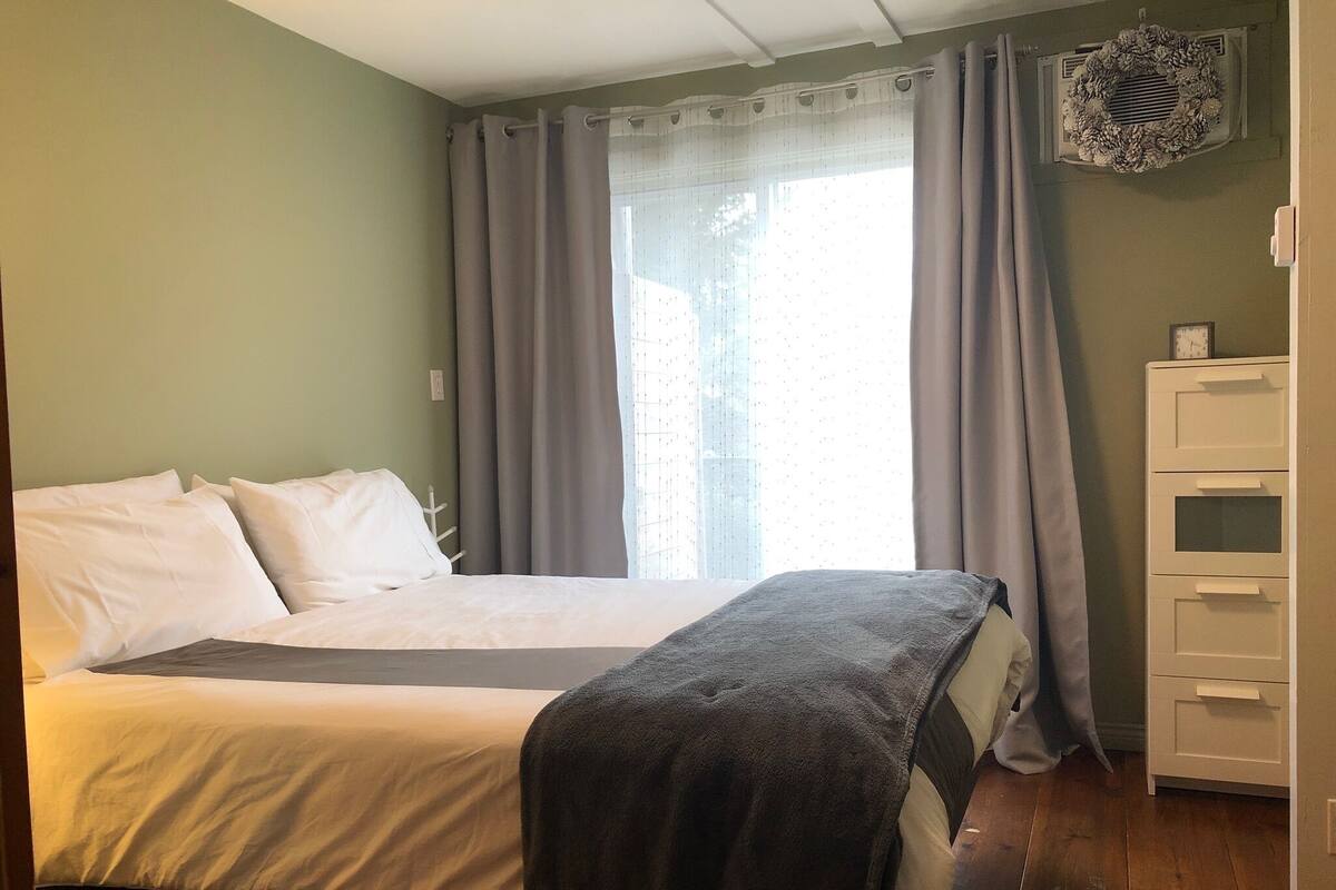 Studio, 1 Queen Bed, Electric Fireplace (Le Balcon)