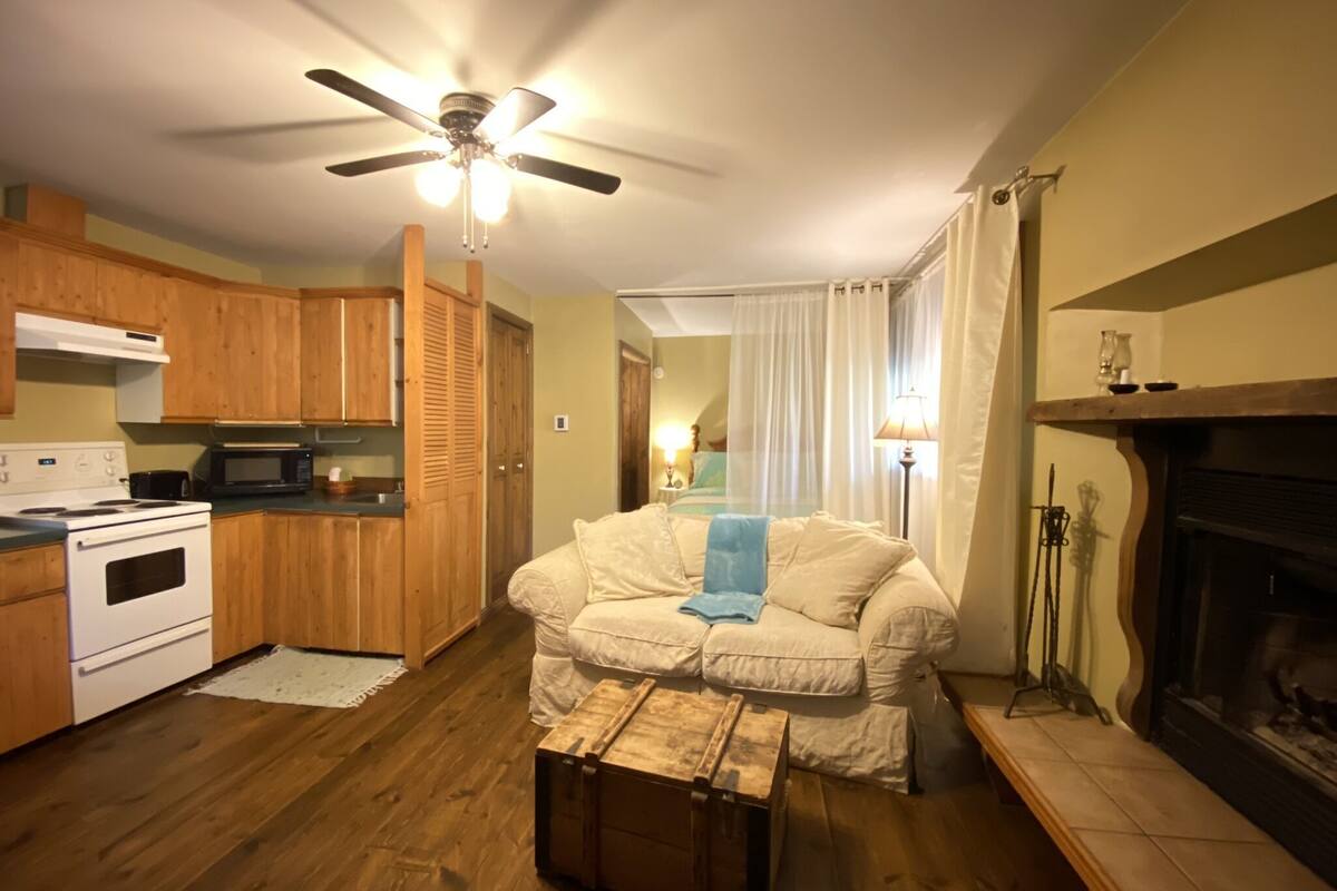 Studio, 1 Queen Bed, Wood Fireplace (Le Studio) | Private kitchen