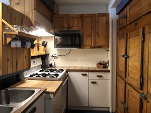 Studio, 1 Queen Bed, Gas Fireplace (La Terrasse) | Living area