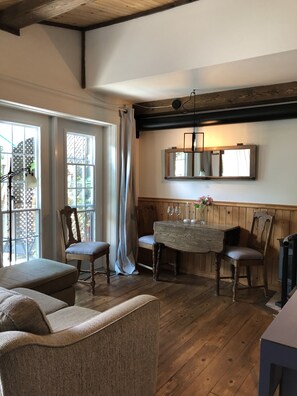 Studio, 1 Queen Bed, Gas Fireplace (La Terrasse) | Living area