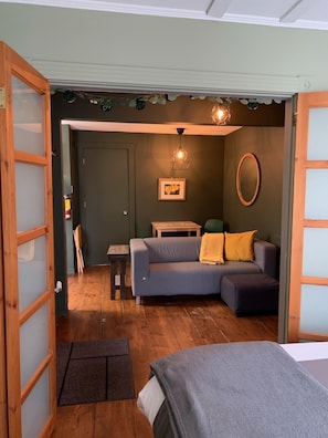 Studio, 1 Queen Bed, Electric Fireplace (Le Balcon) | Living area