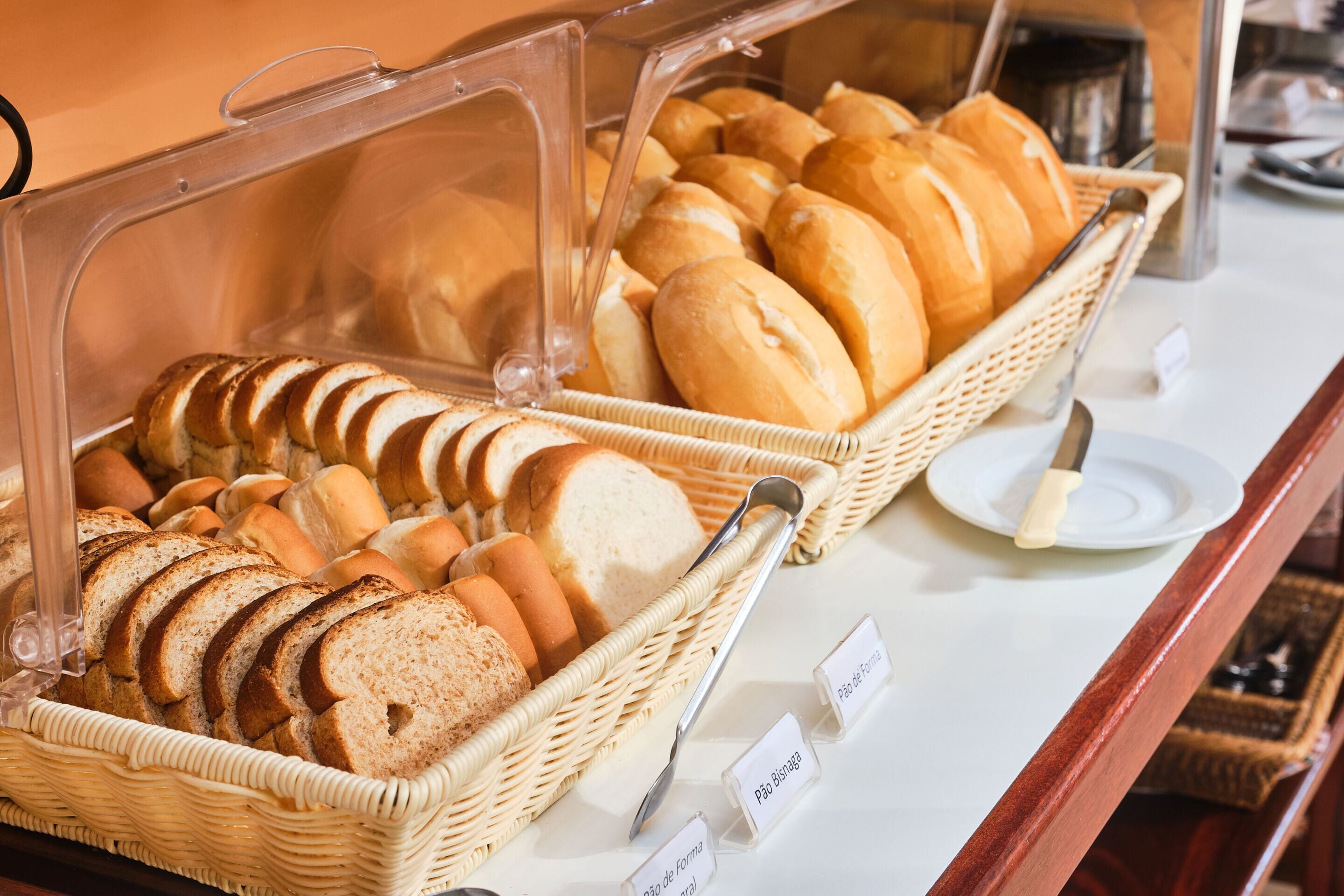 Diverse broedsoorten in rieten manden, voorzien van labels.
