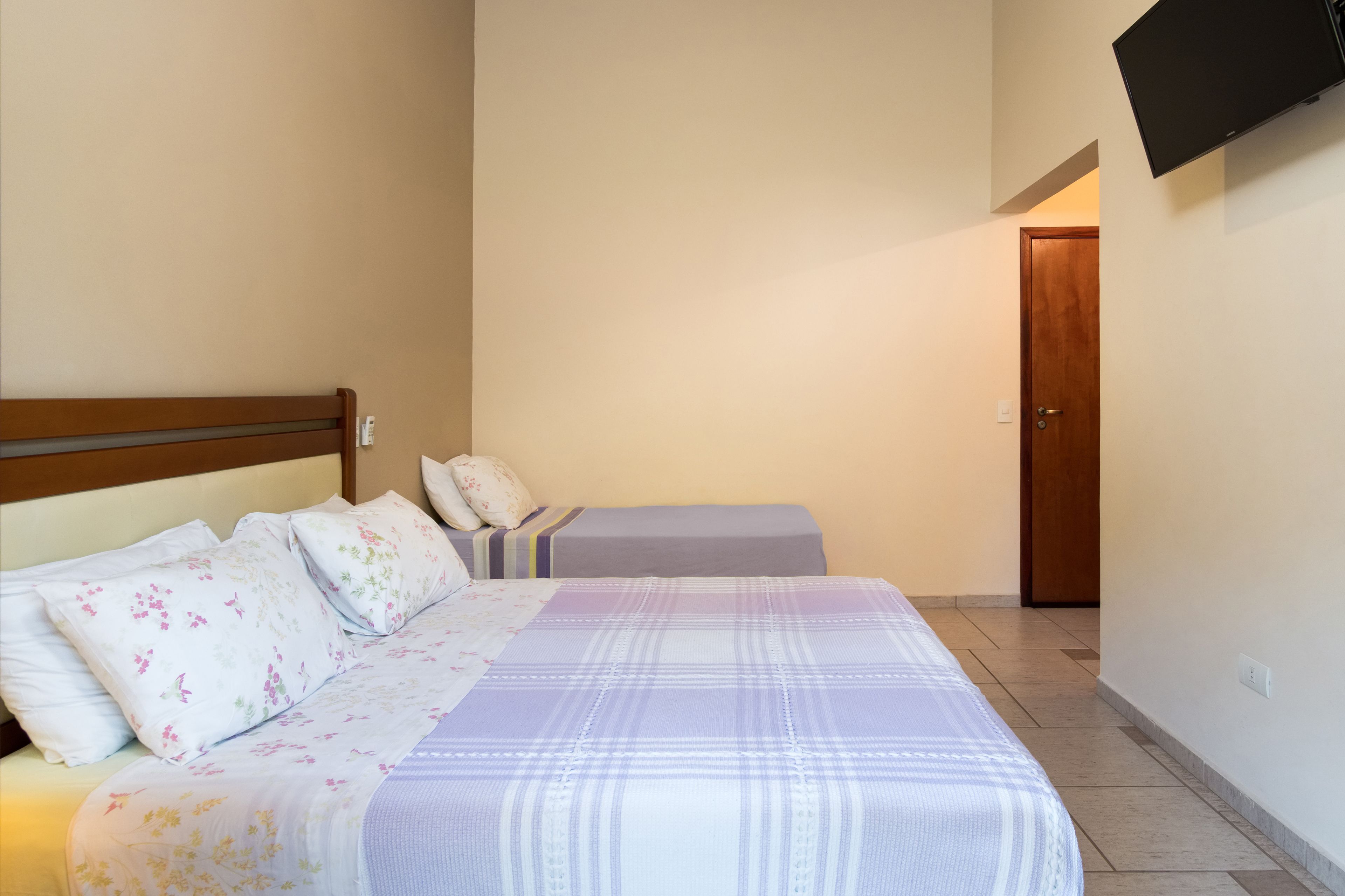 ミニバー、WiFi (無料)、ベッドシーツ