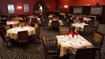 2 restaurants, breakfast, lunch, dinner served; American cuisine