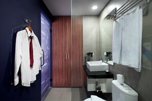 Chambre (Suites) | Salle de bain | Douche, articles de toilette (gratuits), serviettes fournies