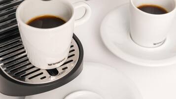 En Nespresso-kaffemaskine serverer kaffe i en kop.