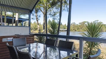 Deluxe 2 Bedroom Cabin - Sleeps 6 | Balcony