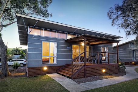 Deluxe 2 Bedroom Cabin | Terrace/patio