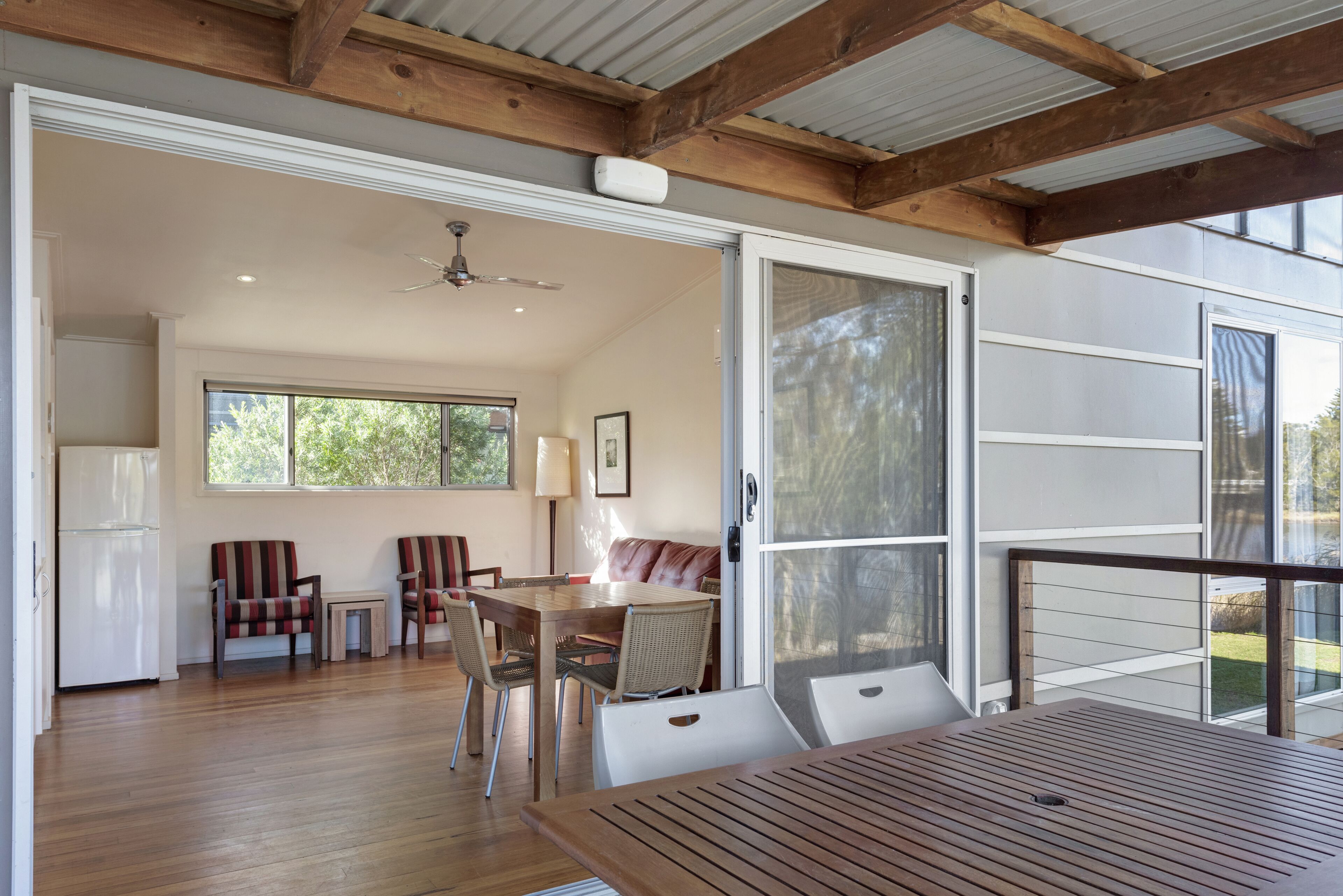 Un'ampia zona giorno con un tavolo in legno, sedie e un divano.