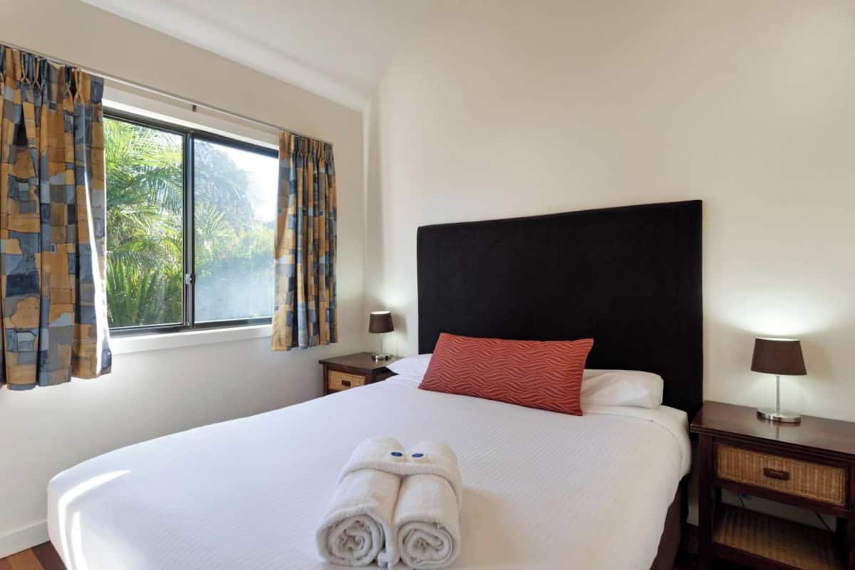 Deluxe 2 Bedroom Cabin - Sleeps 6 | مكواة/لوح كي وملاءات أسرّة