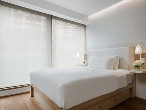 Full Floor Suite | Frette Italian sheets, premium bedding, down comforters, in-room safe - The Putman (Hong Kong)