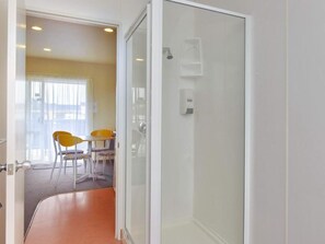Een douche, gratis toiletartikelen, een haardroger, handdoeken