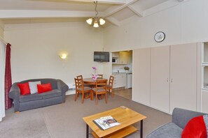 スタンダード アパートメント 2 ベッドルーム | リビング エリア | 32 インチの液晶テレビ (デジタル放送視聴可)、テレビ