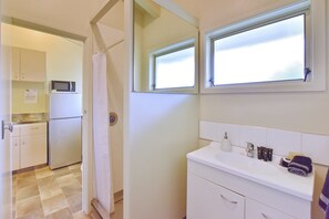 シャワー、バスアメニティ (無料)、ヘアドライヤー、タオル