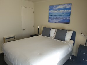 Deluxe appartement, 1 slaapkamer (4 Persons) | Geluiddichte muren, een strijkplank/strijkijzer, gratis babybedden