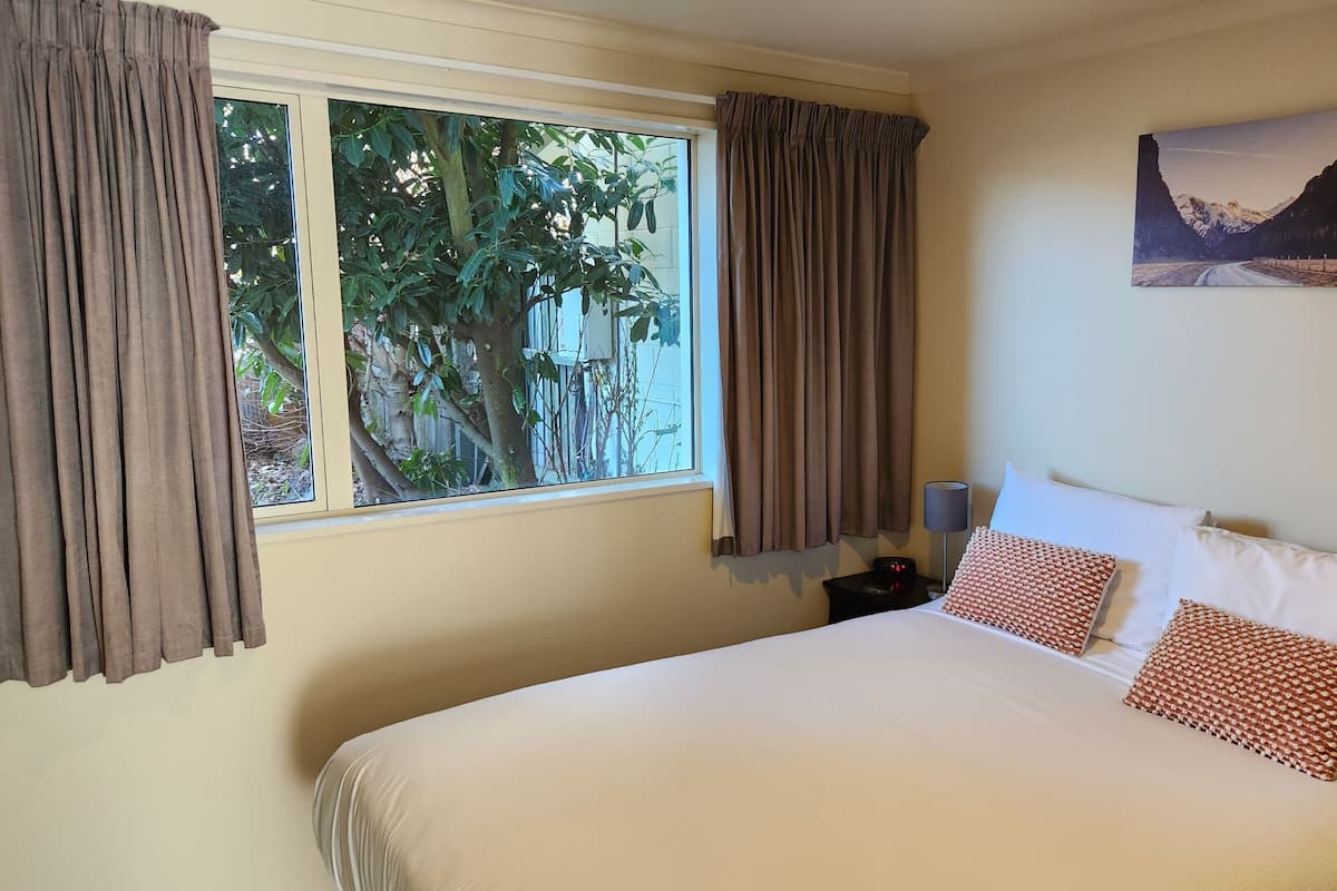 Deluxe One Bedroom for 3 | 1 bedroom, soundproofing, iron/ironing board, free cribs/infant beds